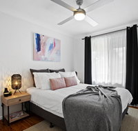 The Neo stylish central apartment with aircon courtyard and Netflix - Accommodation Burleigh