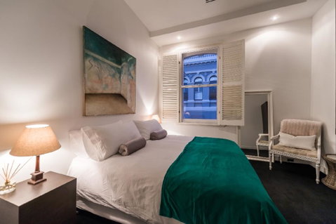 The Pakenham - Accommodation Burleigh 2