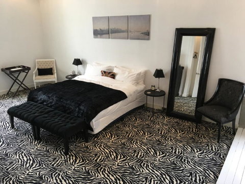 The Pakenham - Accommodation Burleigh 1