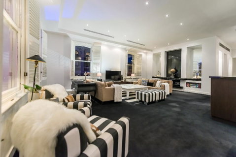 The Pakenham - Accommodation Burleigh 0