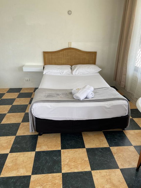 THE QUEENSLANDER MOTEL - Accommodation Burleigh 2
