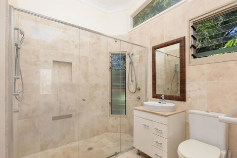 The Richmond Beach Villa - Accommodation Burleigh 2