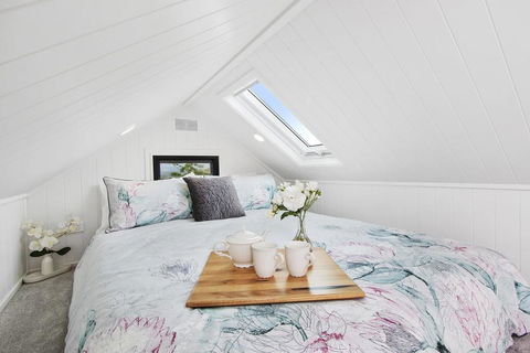 TINY HOME......BIG Views - Accommodation Burleigh 1
