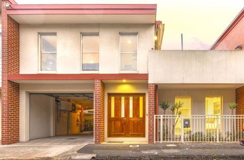 Tranquil Townhouse In Port Melbourne - Accommodation Burleigh 0