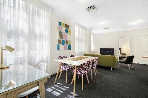 ULTIQA Rothbury Hotel - Accommodation Burleigh 2