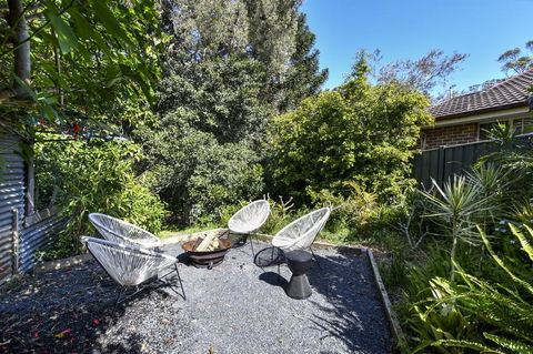 UMINA BEACH KOKOMO- Walk To The Beach, FAMILY And PET FRIENDLY Set Of 3 Vintage Original Holiday Flats & Vintage Caravan And Bat - Accommodation Burleigh 3
