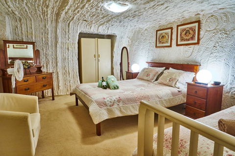 Underground Bed & Breakfast - Accommodation Burleigh 2