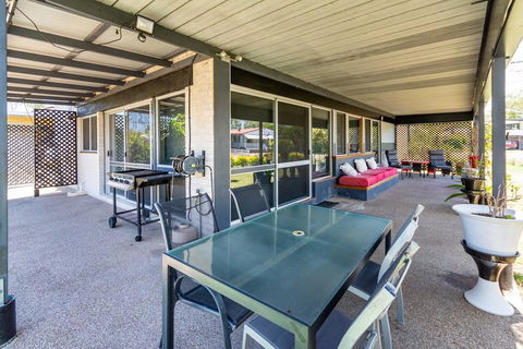 Unique Getaway 300m To Bribie Foreshore, Bongaree - Accommodation Burleigh 1