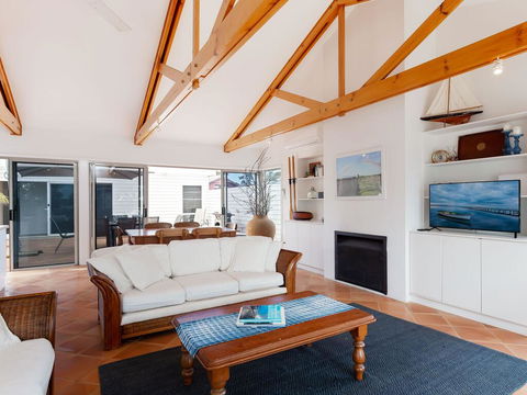 Unit 1 44 Danalene Pde Fantastic Waterfront Property With Air Con - Accommodation Burleigh 2
