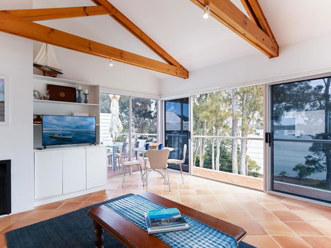 Unit 1 44 Danalene Pde Fantastic Waterfront Property With Air Con - Accommodation Burleigh 3