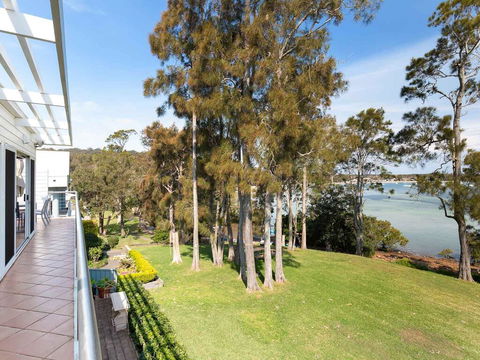 Unit 1 44 Danalene Pde Fantastic Waterfront Property With Air Con - Accommodation Burleigh 0