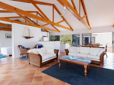 Unit 1 44 Danalene Pde Fantastic Waterfront Property With Air Con - Accommodation Burleigh 1