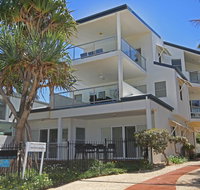 Unit 2 Beach Gallery 9 Andrew Street Point Arkwright 500 BOND LINEN SUPPLIED - Accommodation Burleigh