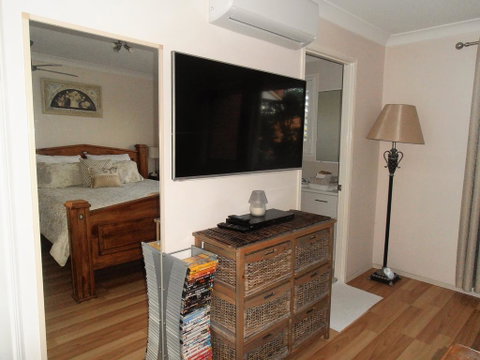 Unwind In This Gorgeous Retreat - Accommodation Burleigh 3