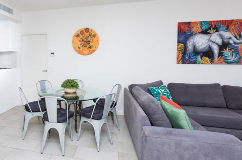 Urban Jungle! Executive Apartment In Heart Of CBD - Accommodation Burleigh 2
