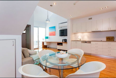Urban Paradise Minutes From The Markets - Accommodation Burleigh 2