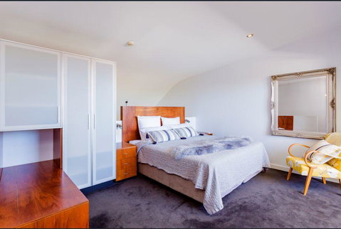 Urban Paradise Minutes From The Markets - Accommodation Burleigh 0