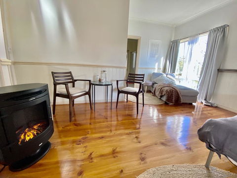 Valley Abode Large Studio Suite -private Ensuite - Accommodation Burleigh 3
