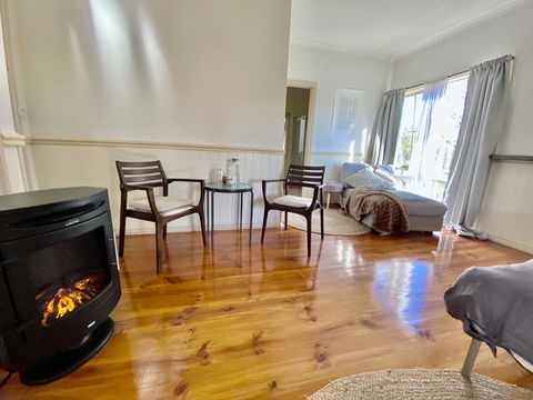 Valley Abode Large Studio Suite -private Ensuite - Accommodation Burleigh 1