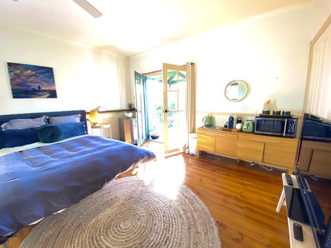 Valley Abode Large Studio Suite -private Ensuite - Accommodation Burleigh 2