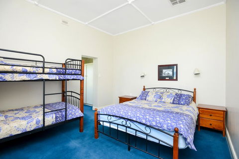 Victor Harbor Beachfront Bliss + WiFi - Accommodation Burleigh 2