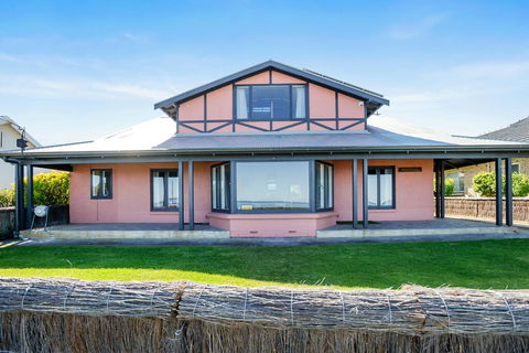 Victor Harbor Beachfront Bliss + WiFi - Accommodation Burleigh 1