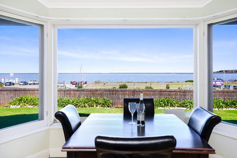 Victor Harbor Beachfront Bliss + WiFi - Accommodation Burleigh 0