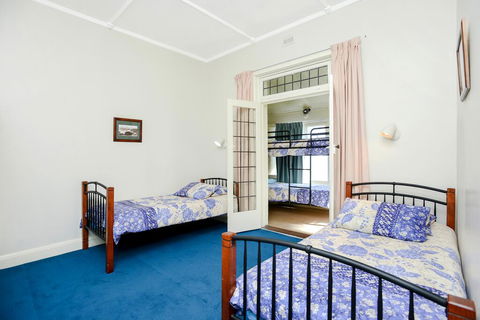 Victor Harbor Beachfront Bliss + WiFi - Accommodation Burleigh 3
