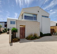 Villa Moyne - located in a quiet cul de sac and designed for beach families - Accommodation Burleigh