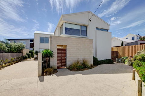 Villa Moyne - Located In A Quiet Cul De Sac And Designed For Beach Families - Accommodation Burleigh 0