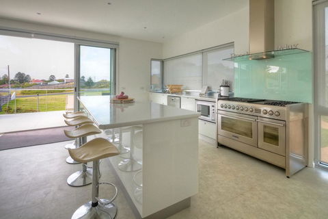 Villa Moyne - Located In A Quiet Cul De Sac And Designed For Beach Families - Accommodation Burleigh 1