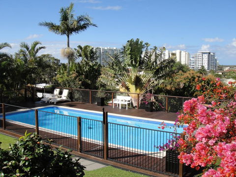 Villa With Views & Pool - Accommodation Burleigh 0