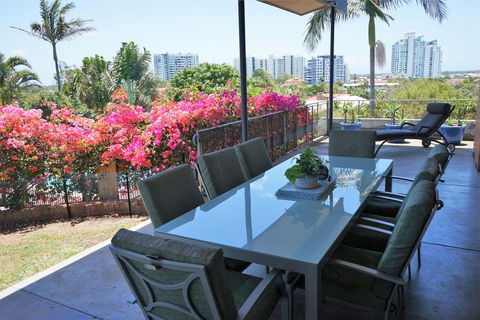 Villa With Views & Pool - Accommodation Burleigh 2