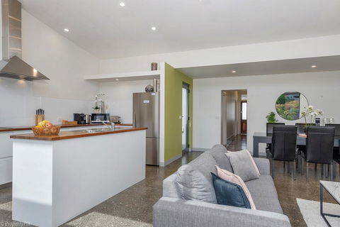 Walk To Salamanca, Queens Cottage LUX 3bdm Queens Cottage - Accommodation Burleigh 1