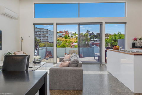 Walk To Salamanca, Queens Cottage LUX 3bdm Queens Cottage - Accommodation Burleigh 2