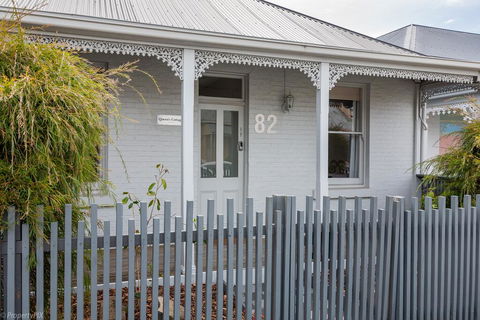 Walk To Salamanca, Queens Cottage LUX 3bdm Queens Cottage - Accommodation Burleigh 3