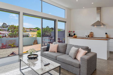 Walk To Salamanca, Queens Cottage LUX 3bdm Queens Cottage - Accommodation Burleigh 0