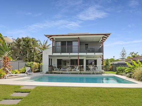 WATERFRONT HOME BORDERING MOOLOOLABA - Accommodation Burleigh 0