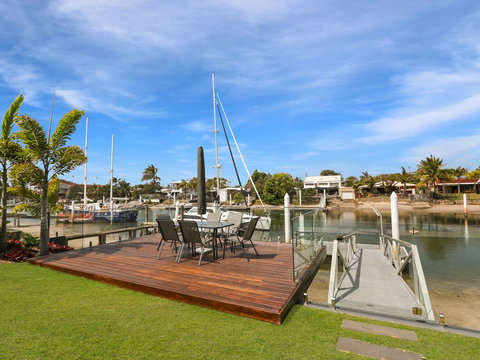 WATERFRONT HOME BORDERING MOOLOOLABA - Accommodation Burleigh 1