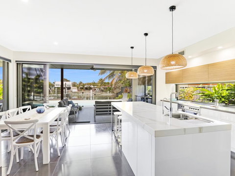 WATERFRONT HOME BORDERING MOOLOOLABA - Accommodation Burleigh 3