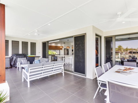 WATERFRONT HOME BORDERING MOOLOOLABA - Accommodation Burleigh 2