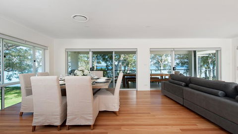 Waterfront Serenity - Luxury Home With Grand Views - Accommodation Burleigh 3