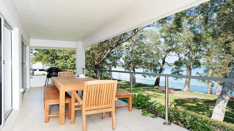 Waterfront Serenity - Luxury Home With Grand Views - Accommodation Burleigh 2