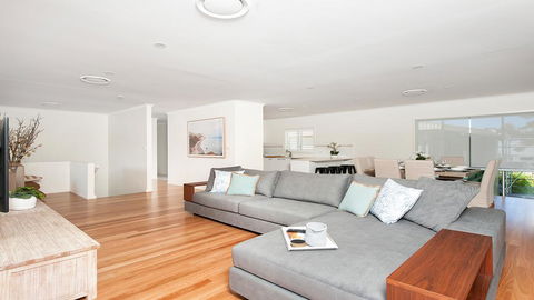 Waterfront Serenity - Luxury Home With Grand Views - Accommodation Burleigh 1