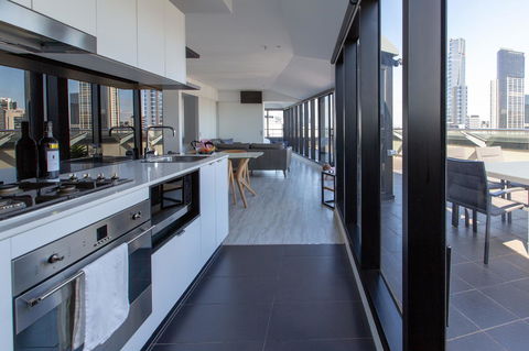 Flinders Luxury Penthouse - Accommodation Burleigh 15