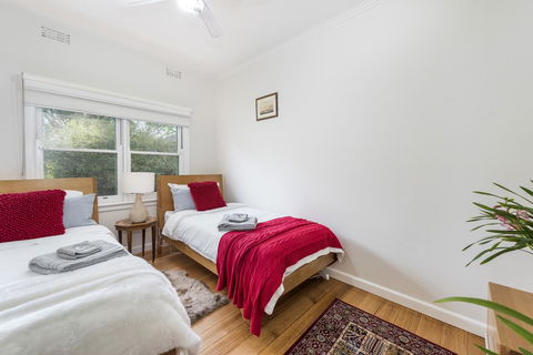 Hillside House - Accommodation Burleigh 5