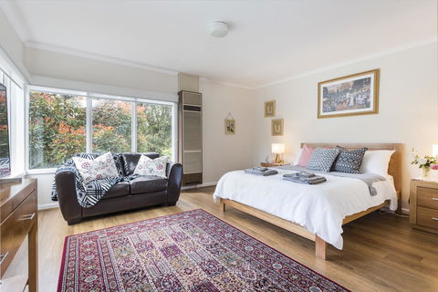 Hillside House - Accommodation Burleigh 4