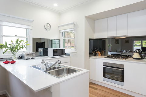 Hillside House - Accommodation Burleigh 2