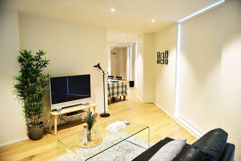 Superb Habour View/ Stylish Apartment / Landmark Building/ Free Tram - Accommodation Burleigh 9