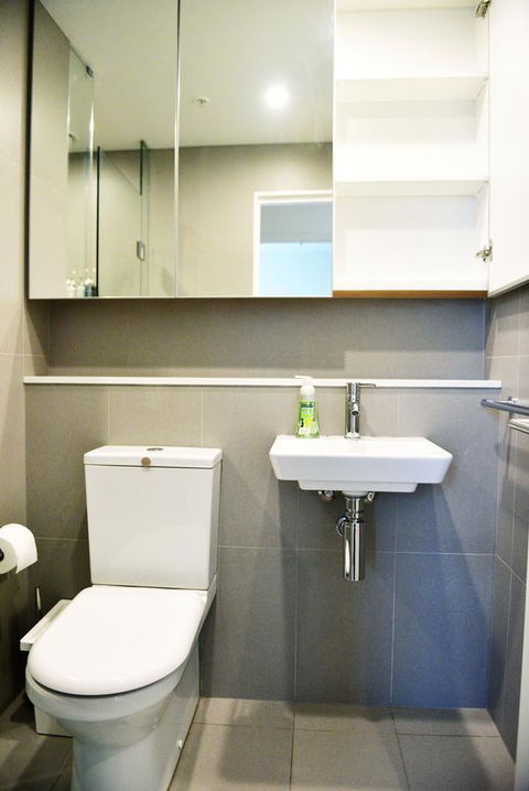 Superb Habour View/ Stylish Apartment / Landmark Building/ Free Tram - Accommodation Burleigh 12